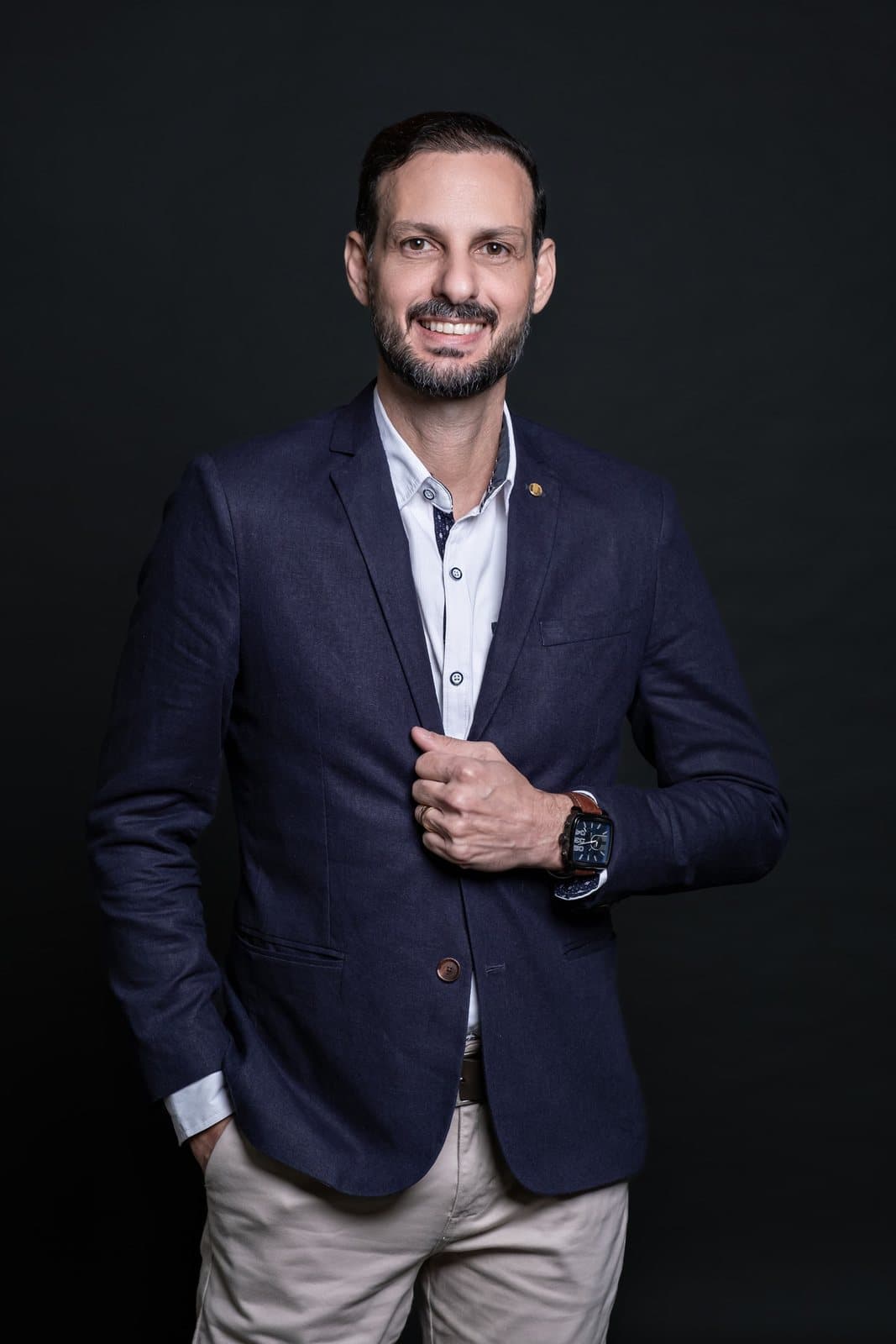 Davy Adame de blazer azul-marinho